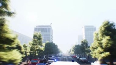 Şehir caddesinde hızlı giden bir ambulans. Gerçekçi 4k animasyonu