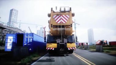 Mobil inşaat vinci. Büyük bir sanayi ya da fabrika inşaatı, dış yapı, modern endüstriyel dış yapı, havadan manzara, inşaat vinci. 4k animasyon