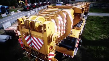 Mobil inşaat vinci. Büyük bir sanayi ya da fabrika inşaatı, dış yapı, modern endüstriyel dış yapı, panoramik, havadan görüş, inşaat vinci, inşaat makineleri. 4k animasyon