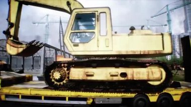 Kazı makinesi taşıyan bir karavan. İnşaat ve ulaşım konsepti. Gerçekçi 4K animasyonu