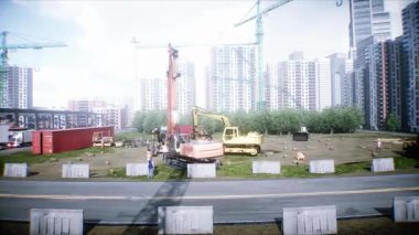 İşçiler yaz boyunca çok katlı bir binanın inşaatında aktif olarak yer alıyorlar. Vinçler malzeme kaldırıyor. 4k animasyon