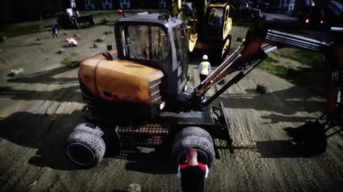 İnşaat alanında büyük küreği olan kazıcı. İşçiler. Gün ışığı. gerçekçi 4k animasyonu