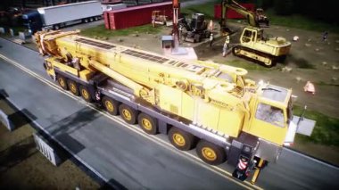 Mobil inşaat vinci. Büyük bir sanayi ya da fabrika inşaatı, dış yapı, modern endüstriyel dış yapı, havadan manzara, inşaat vinci. 4k animasyon