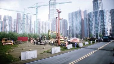 İşçiler yaz boyunca çok katlı bir binanın inşaatında aktif olarak yer alıyorlar. Vinçler malzeme kaldırıyor. 4k animasyon