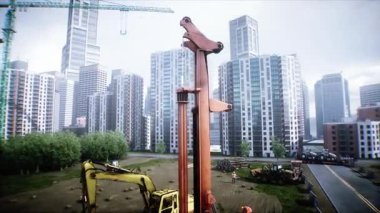 İşçiler yaz boyunca çok katlı bir binanın inşaatında aktif olarak yer alıyorlar. Vinçler malzeme kaldırıyor. 4k animasyon