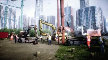 İşçiler yaz boyunca çok katlı bir binanın inşaatında aktif olarak yer alıyorlar. Vinçler malzeme kaldırıyor. 4k animasyon