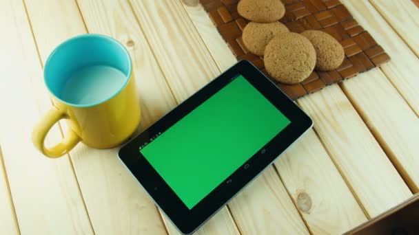 Een vrouw maakt gebruik van een tablet Pc op zijn bureau. Chroma key scherm voor de plaatsing van uw eigen inhoud. — Stockvideo