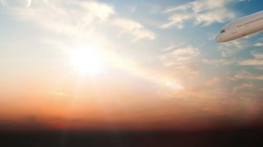 Yangın acil iniş bir uçağın sol motoru ile. Hava kaza kavramı. Gökyüzü görünümü