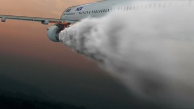 Yangın acil iniş bir uçağın sol motoru ile. Hava kaza kavramı. Gökyüzü görünümü