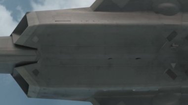 Askeri uçak bombaları yüksek bir yükseklikten düşüyor. Bulutlar, gerçekçi 3d cg animasyon F-22