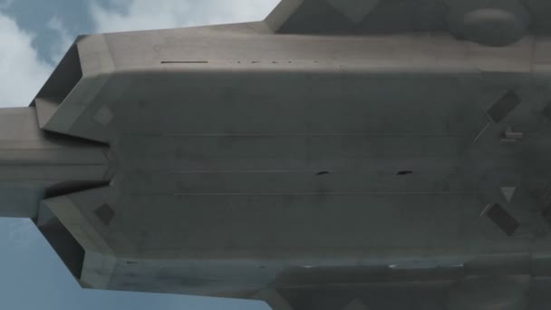 Militärflygplan droppar bomber från hög höjd. F-22 i molnen, realistisk 3d cg animation — Stockvideo