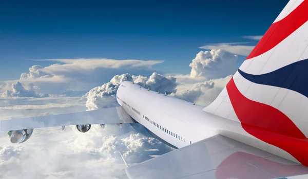 Boeing 747 voando nas nuvens — Fotografia de Stock