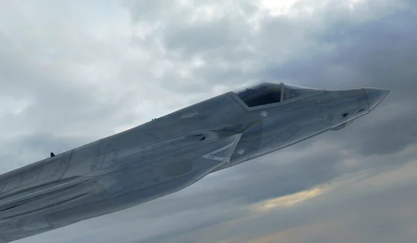 F 35, amerikai katonai harci repülőgép. Sugárhajtású repülőgép. Repülni a felhők — Stock Fotó