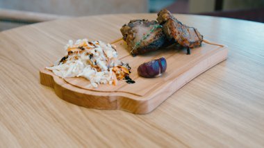 Biftek, ahşap arka planda orta pişmiş.