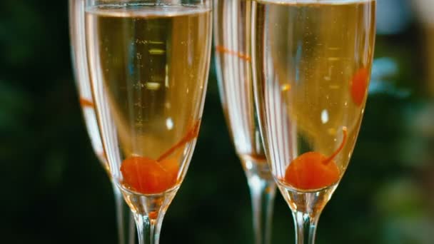 Flauti di champagne frizzante su vassoio con ciliegia — Video Stock