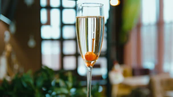 Sprankelende champagne fluiten op dienblad met cherry — Stockvideo