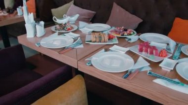 Tablo içinde bir restauran hizmet