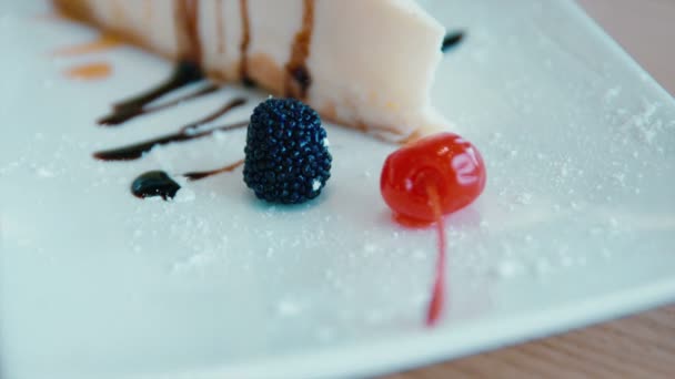 Cheesecake with strawberry sauce and cherry — Stock Video