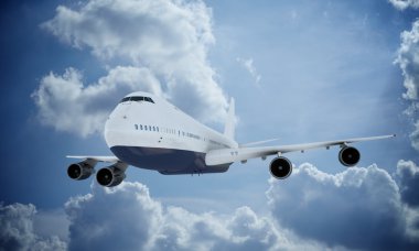 Beyaz uçak uçan gökyüzü ve bulutlar. Uçak boeing 747