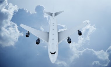 Beyaz uçak uçan gökyüzü ve bulutlar. Uçak boeing 747