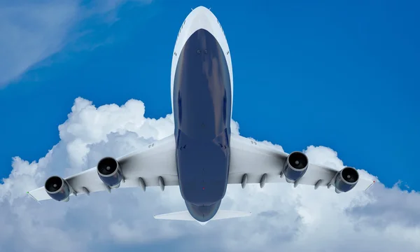 Weißes Flugzeug, das in Himmel und Wolken fliegt. Flugzeug mit 747 — Stockfoto