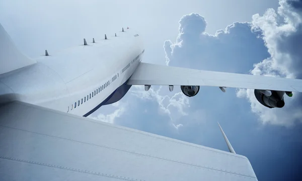 Avión blanco volando en el cielo y las nubes. Avión Boeing 747 — Foto de Stock