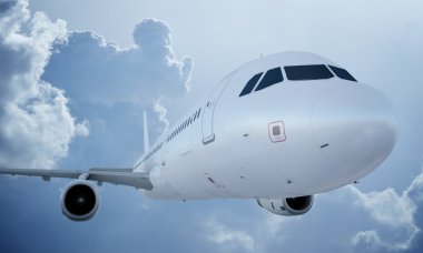 Beyaz uçak uçan gökyüzü ve bulutlar. Uçak airbus a321.