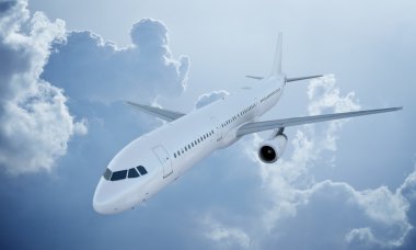 Beyaz uçak uçan gökyüzü ve bulutlar. Uçak airbus a321.