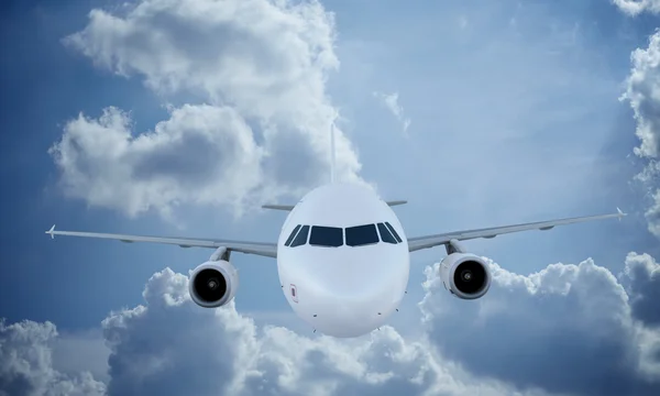 Weißes Flugzeug, das in Himmel und Wolken fliegt. Flugzeug-Airbus A321. — Stockfoto