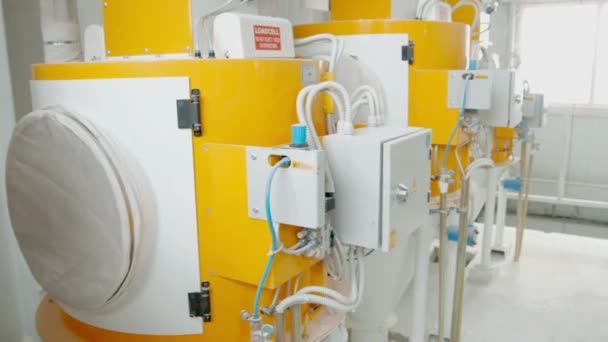 Silniki elektryczne młyn maszyn do produkcji mąki pszennej. — Wideo stockowe