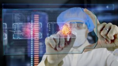 Doktor fütüristik hud ekran tablet ile. Bakteri, virüs, mikrop. Geleceğin sağlık kavramı