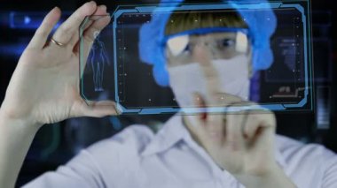 Doktor fütüristik hud ekran tablet ile. hücre bölünmesi. Geleceğin sağlık kavramı