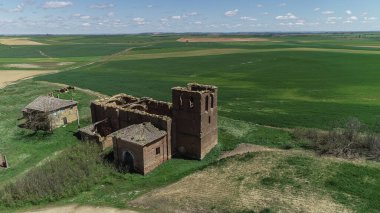 Yıkılmış kilisenin panoramik perspektifi ve kırsal çevresi, Palencia