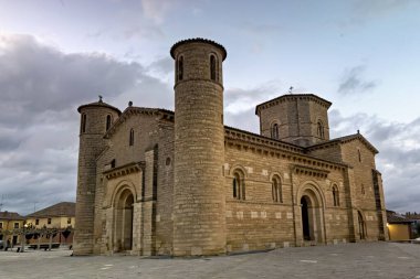 Yarı dairesel maymunlar ve Fromista, Palencia, İspanya 'daki çan kulesi olan Roma kilisesi.