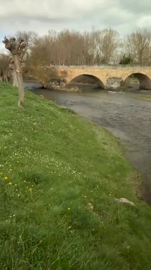 İspanya, Palencia 'daki Pisuerga Nehri üzerindeki ortaçağ taş köprüsü.