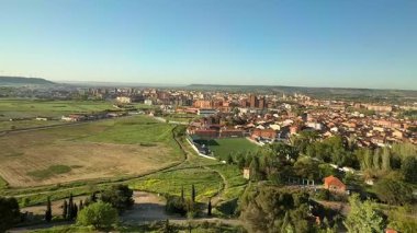 Palencia şehrinin ve İspanya 'nın çevresindeki kırsal bölgelerin panoramik görüntüsü