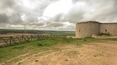 İspanya 'nın Palencia ovalarına bakan Castillo de Hornillos de Cerrato kalıntıları.