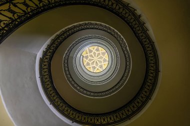 Ceuta 'da karmaşık parmaklıkları ve merkezi tavan penceresi olan sanatsal spiral merdiven..