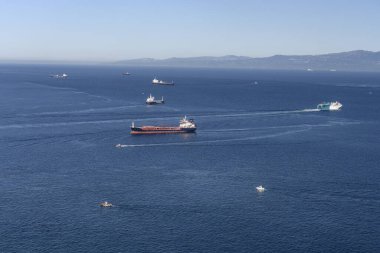 Cebelitarık Boğazı 'nı geçen birden fazla gemi berrak mavi gökyüzü ve sakin denizin altında.