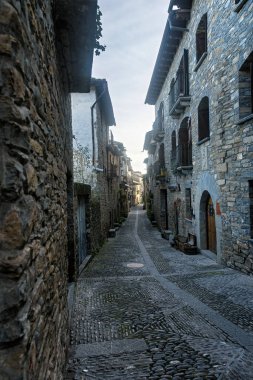 İspanya 'nın orta çağ köyü Ainsa' da tarihi taş binalarla kaplı Picturesque kaldırım taşı caddesi.