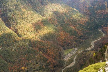 Sonbahar yaprakları, nehir ve aşağıdaki köy manzaralı bir vadi..
