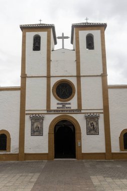 Santa Ana Kilisesi 'nin ana girişinde iki çan kulesi ve dini ayrıntı var.