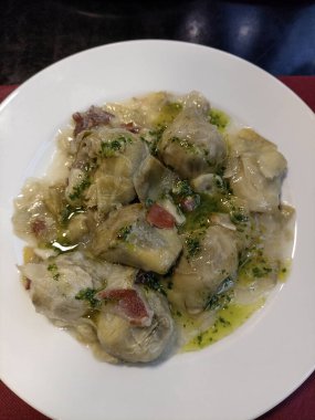 Geleneksel İspanyol yemeği. Pişmiş jambon ve bitkilerle birlikte yumuşak enginar.
