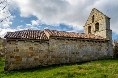 Ortaçağ Romenleri 'ne ait taştan bir inziva yeri. Kırsal bir alanda çan geçidi ve kemerli girişi var..