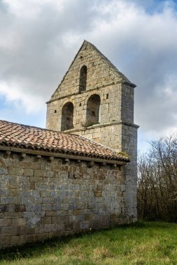 Ortaçağ Romenleri 'ne ait taştan bir inziva yeri. Kırsal bir alanda çan geçidi ve kemerli girişi var..