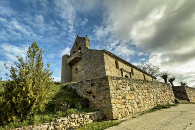 Santa Maria ve San Roque antik taş kilise Quintanilla de las Torres, Aguilar de Campoo, Palencia, İspanya.