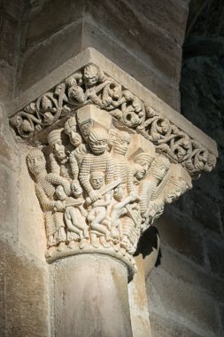 Romanesk taş başkentine yakın plan, ortaçağ oymacılığındaki savaşçıları gösteriyor..