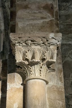 Romanesk taş başkentine yakın plan, ortaçağ oymacılığındaki savaşçıları gösteriyor..