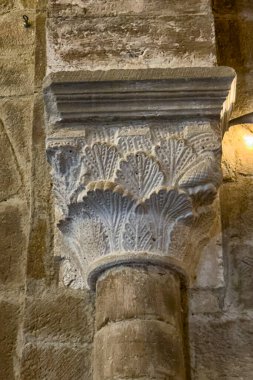 Romanesk taş başkentine yakın plan, ortaçağ oymacılığındaki savaşçıları gösteriyor..