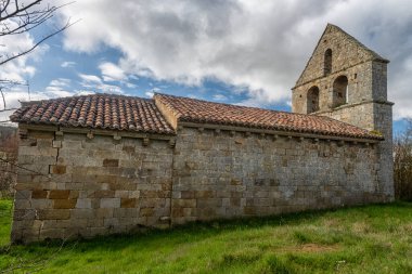 Ortaçağ Romenleri 'ne ait taştan bir inziva yeri. Kırsal bir alanda çan geçidi ve kemerli girişi var..